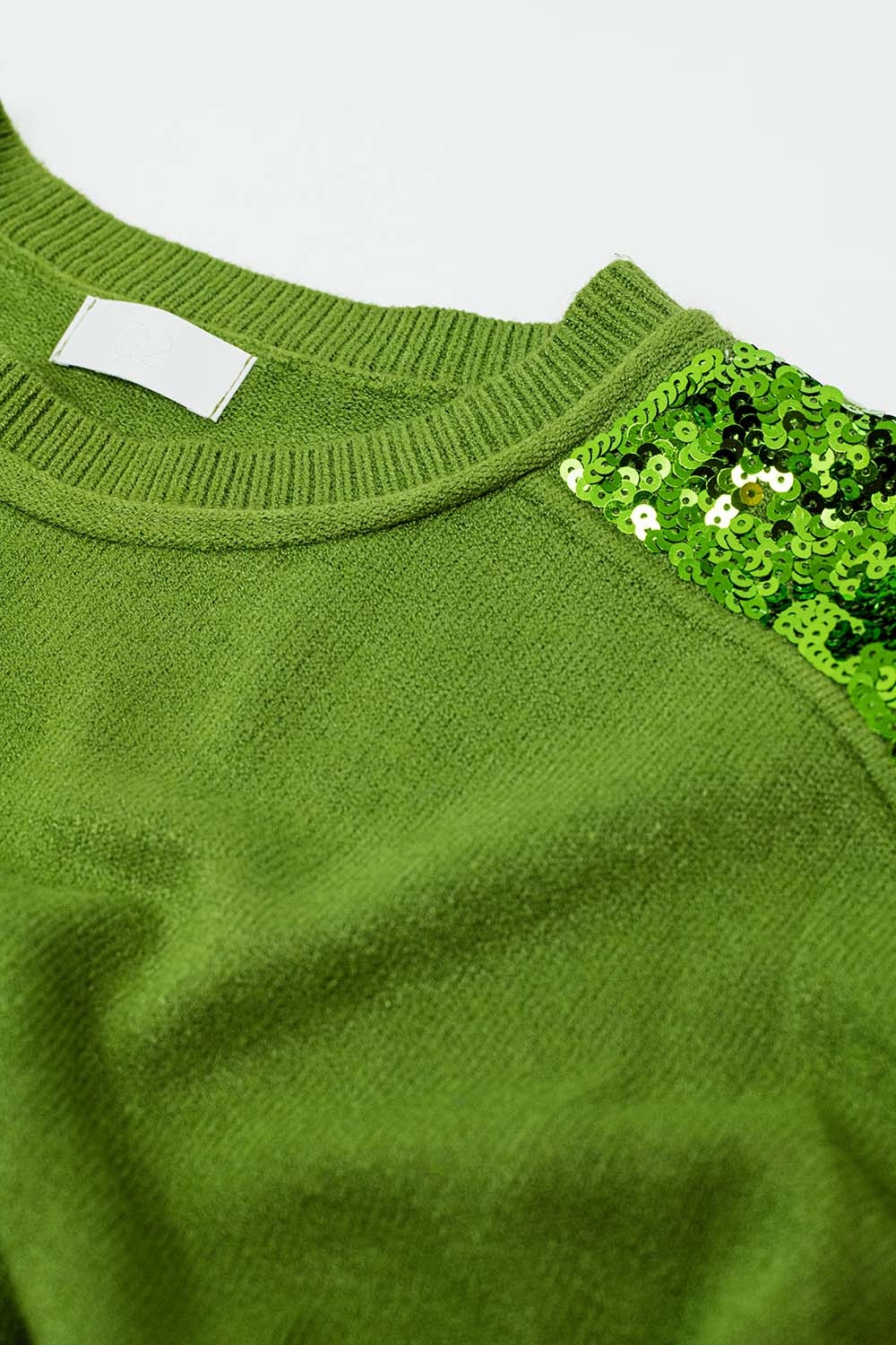 Suéter verde de manga larga con lentejuelas en los hombros Suéter verde de manga larga con lentejuelas en los hombros