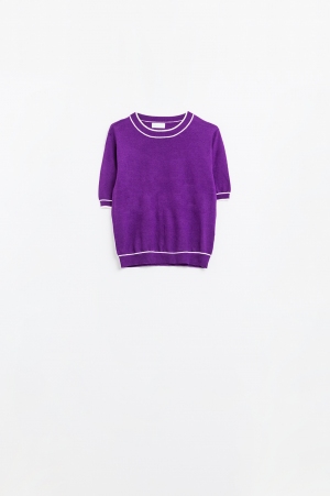 Jersey morado de manga corta con detalle de líneas blancas