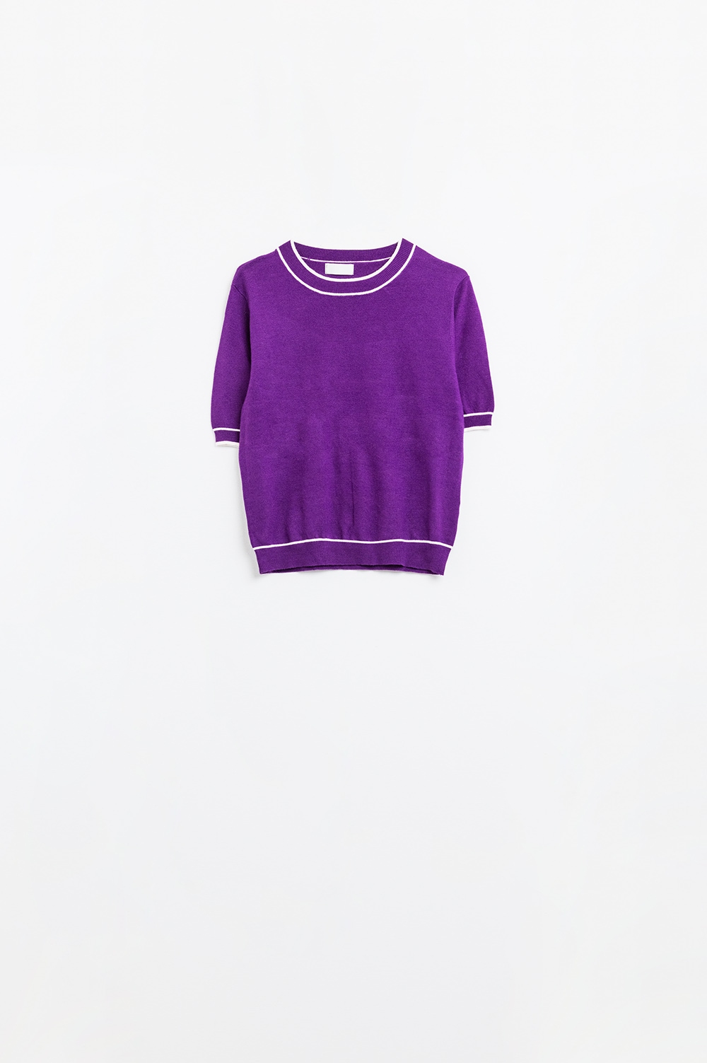 Jersey morado de manga corta con detalle de l&iacute;neas blancas
