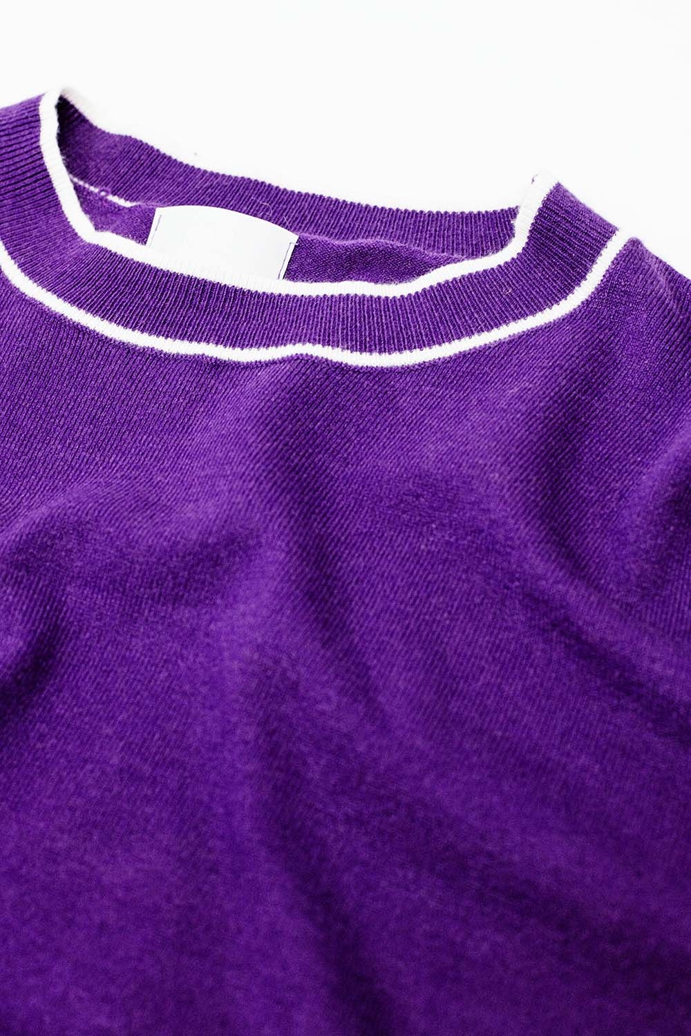 Jersey morado de manga corta con detalle de l&iacute;neas blancas