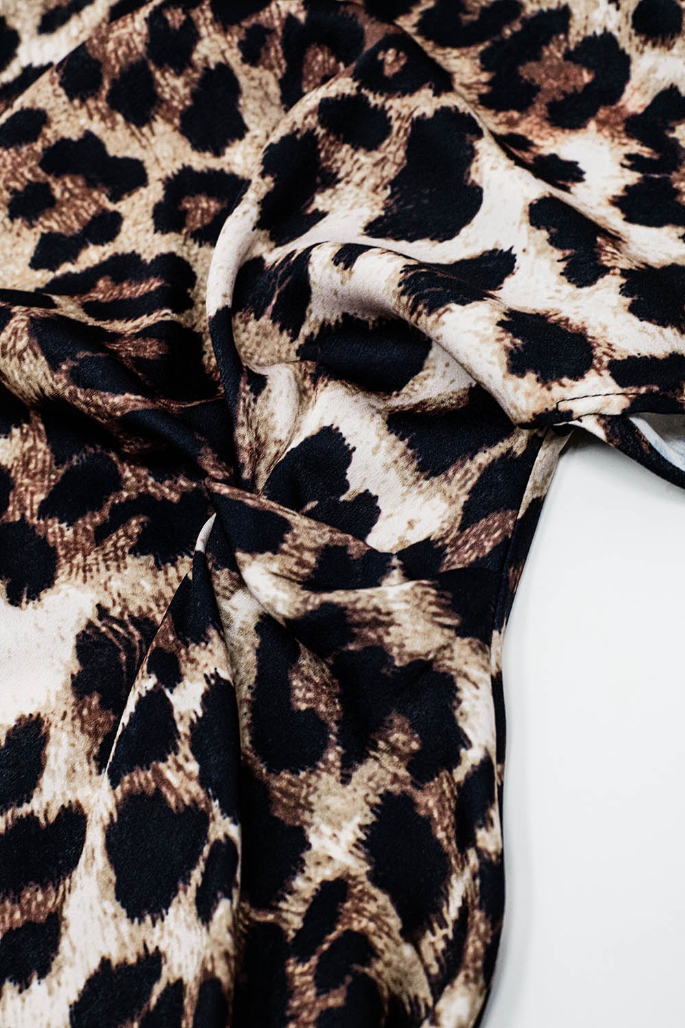 Maxi vestido con estampado de leopardo y detalle de nudo en la cintura