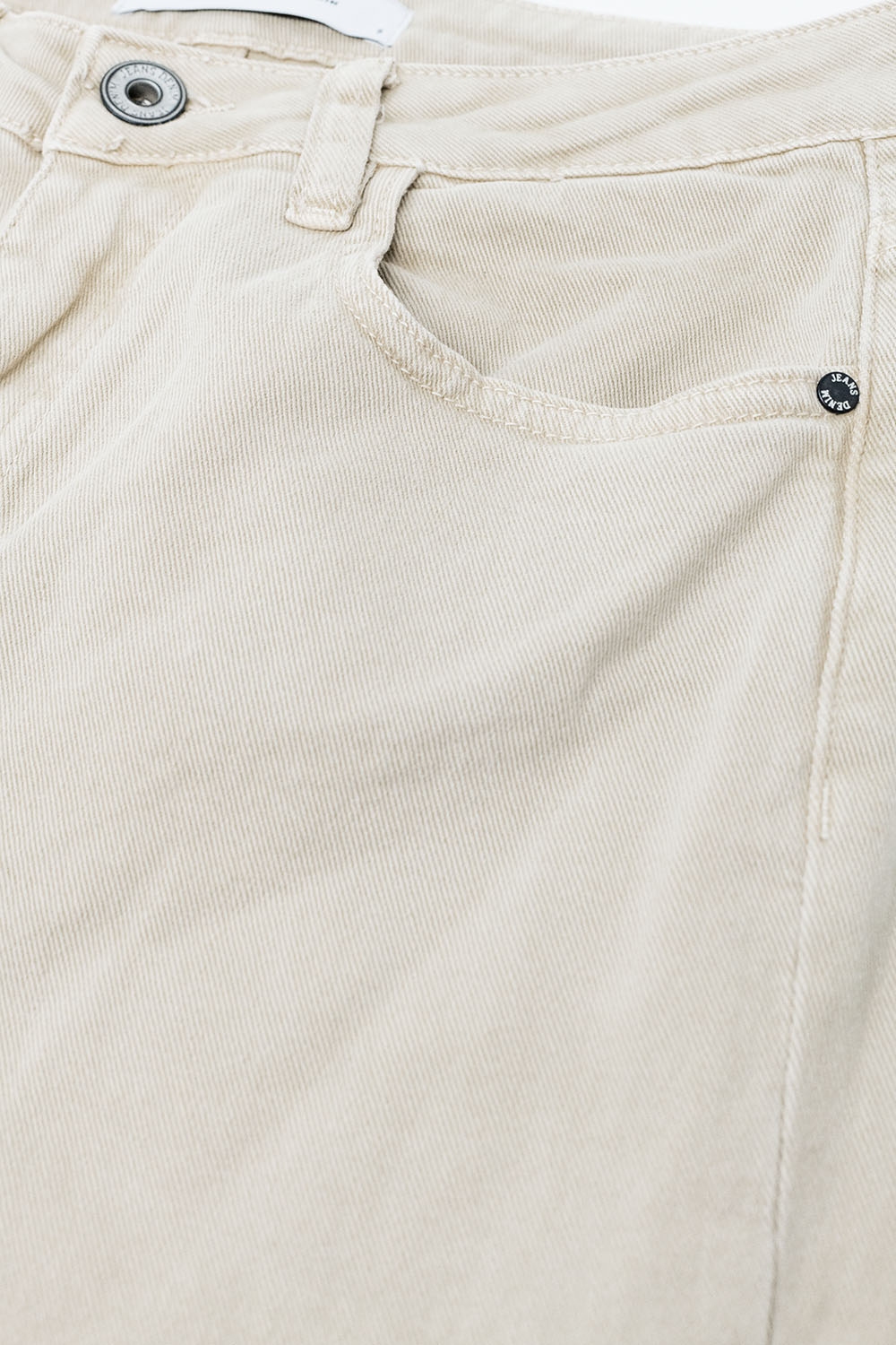 Pantal&oacute;n recto con bajo recortado en beige oscuro
