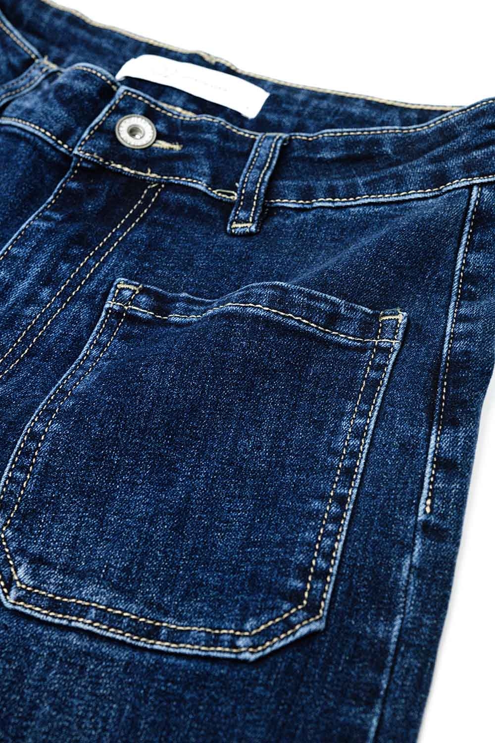 Jeans de lavado oscuro con pierna ancha y bolsillos Jeans de lavado oscuro con pierna ancha y bolsillos