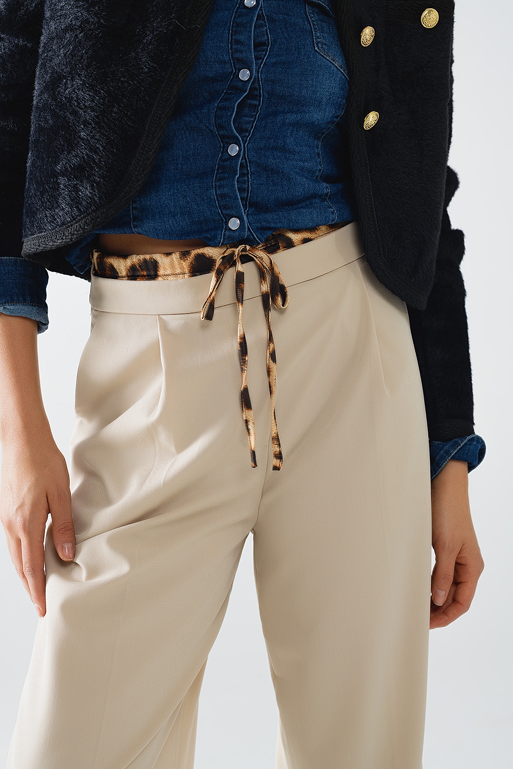 Pantalón largo plisado beige con detalle de leopardo en la cintura Pantalón largo plisado beige con detalle de leopardo en la cintura