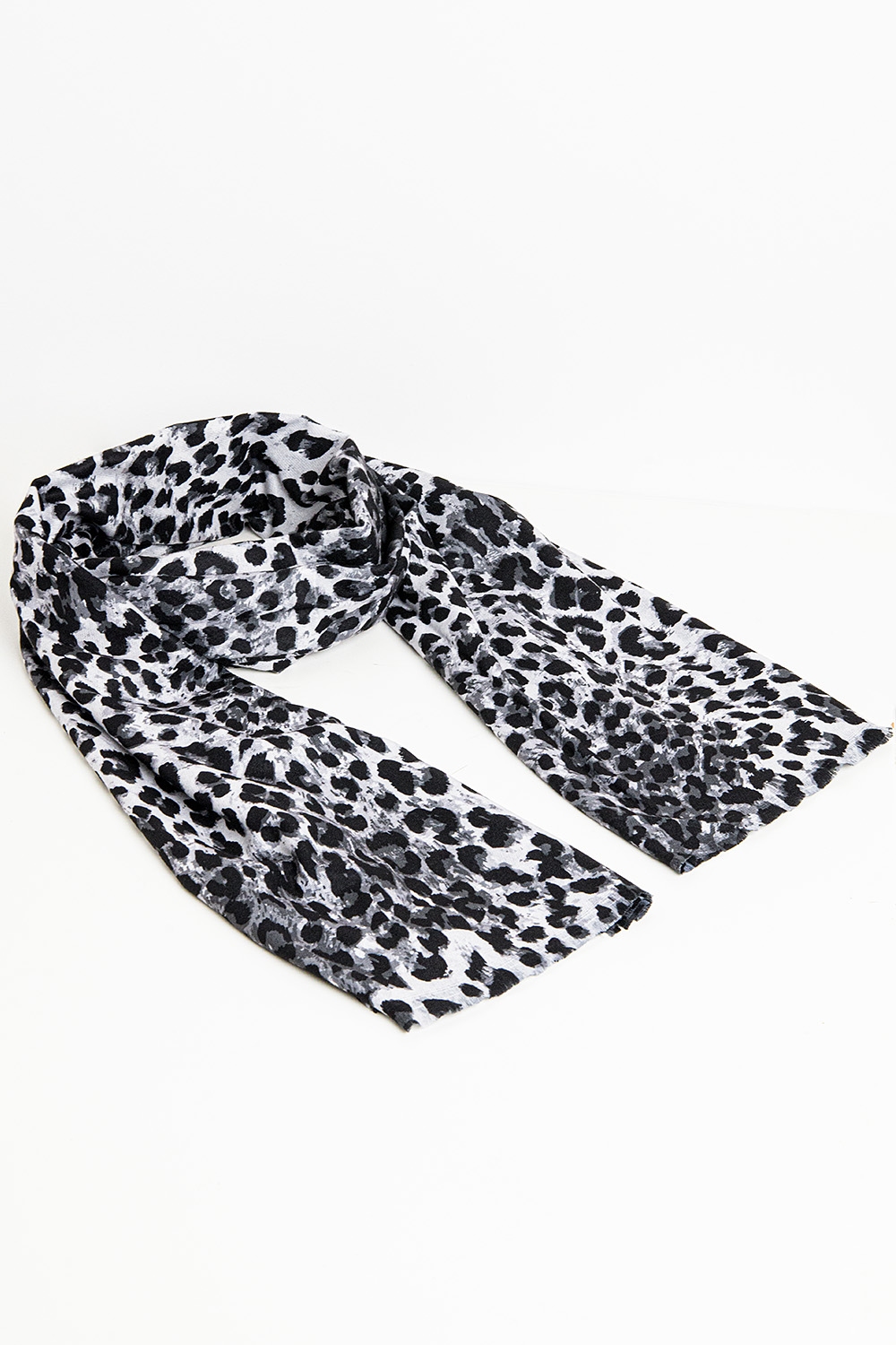 Fino pa&ntilde;uelo tejido con estampado de leopardo en gris