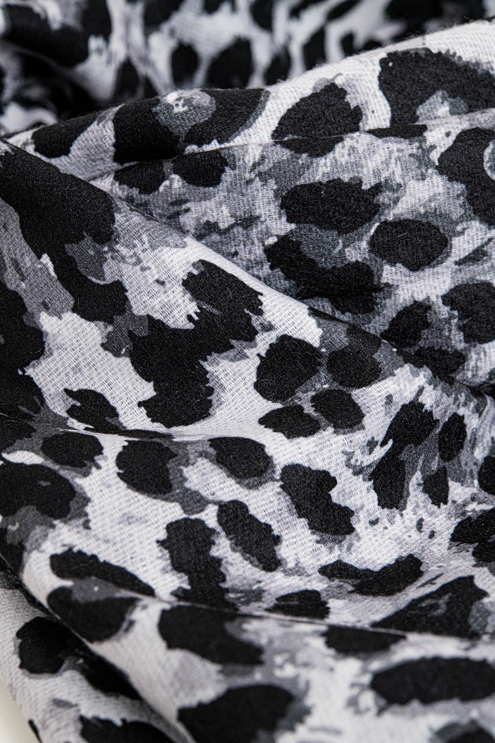 Fino pa&ntilde;uelo tejido con estampado de leopardo en gris