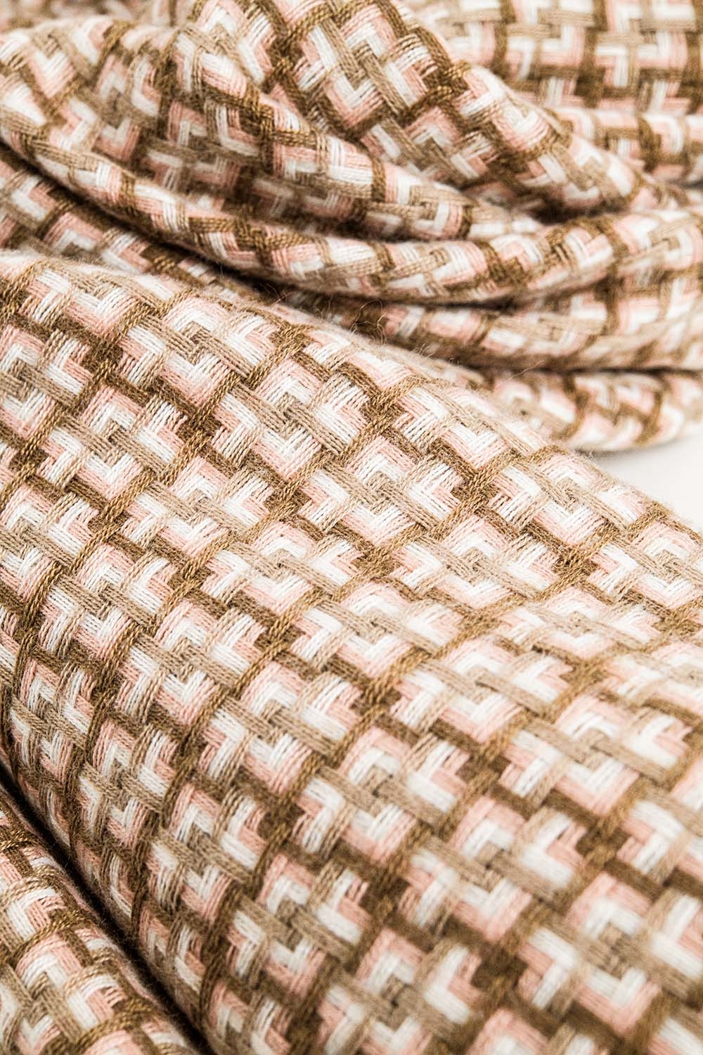 Bufanda rosa pastel supersuave estampado geometrico