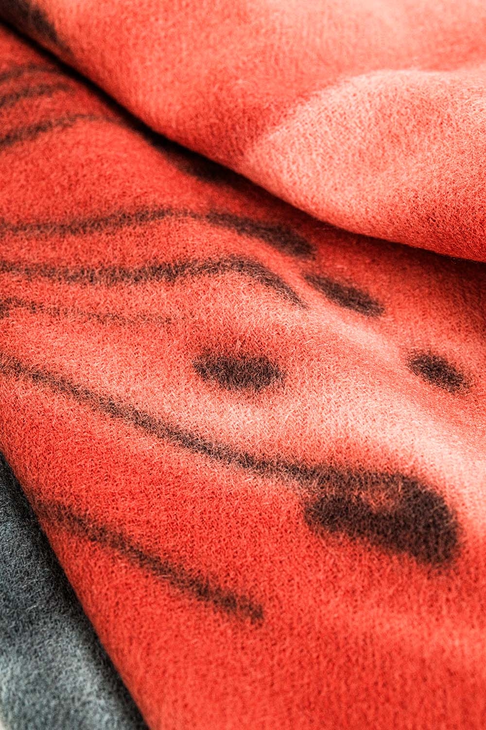 bufanda estampada flores roja