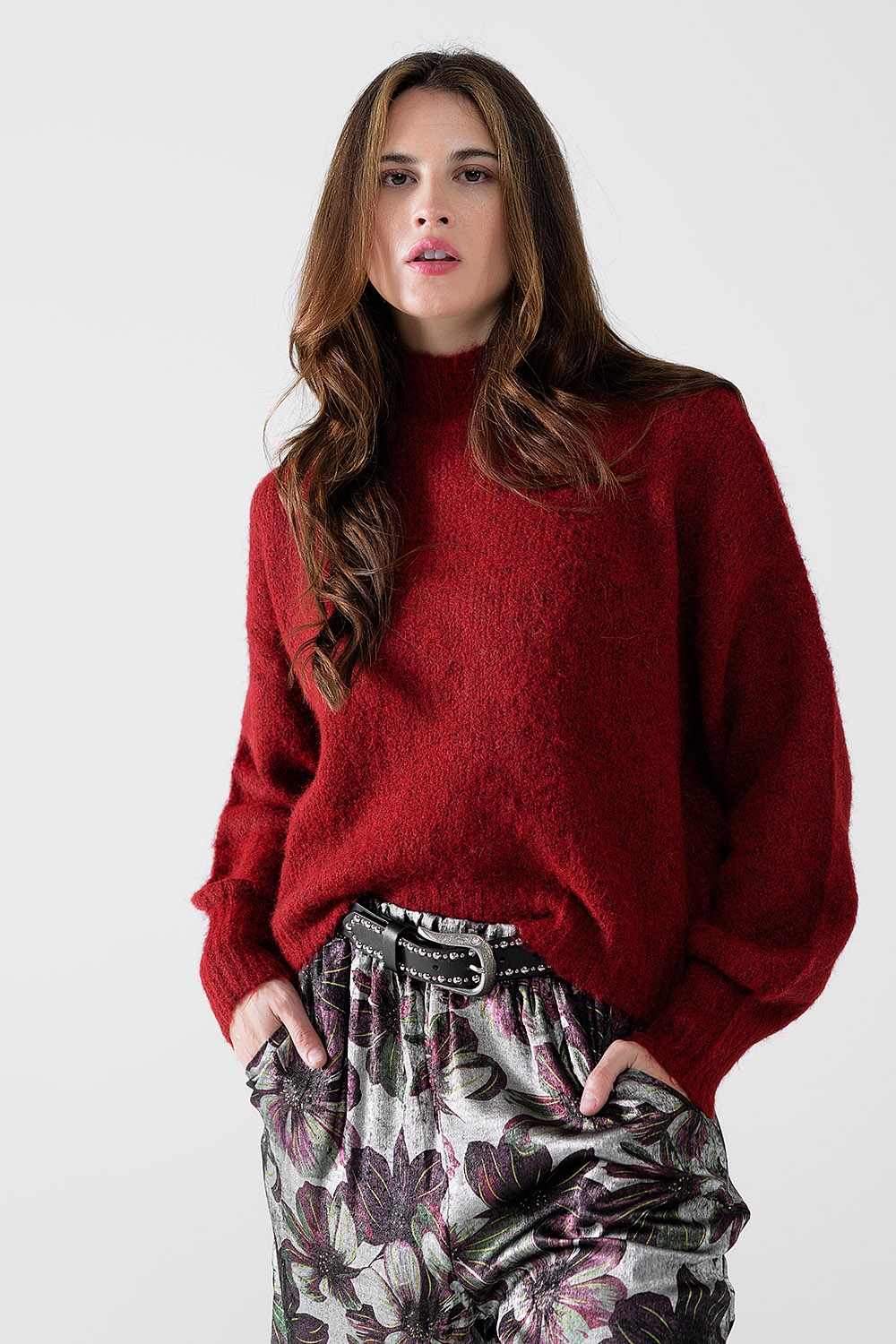 Jersey rojo esponjoso con cuello alto y mangas globo Jersey rojo esponjoso con cuello alto y mangas globo