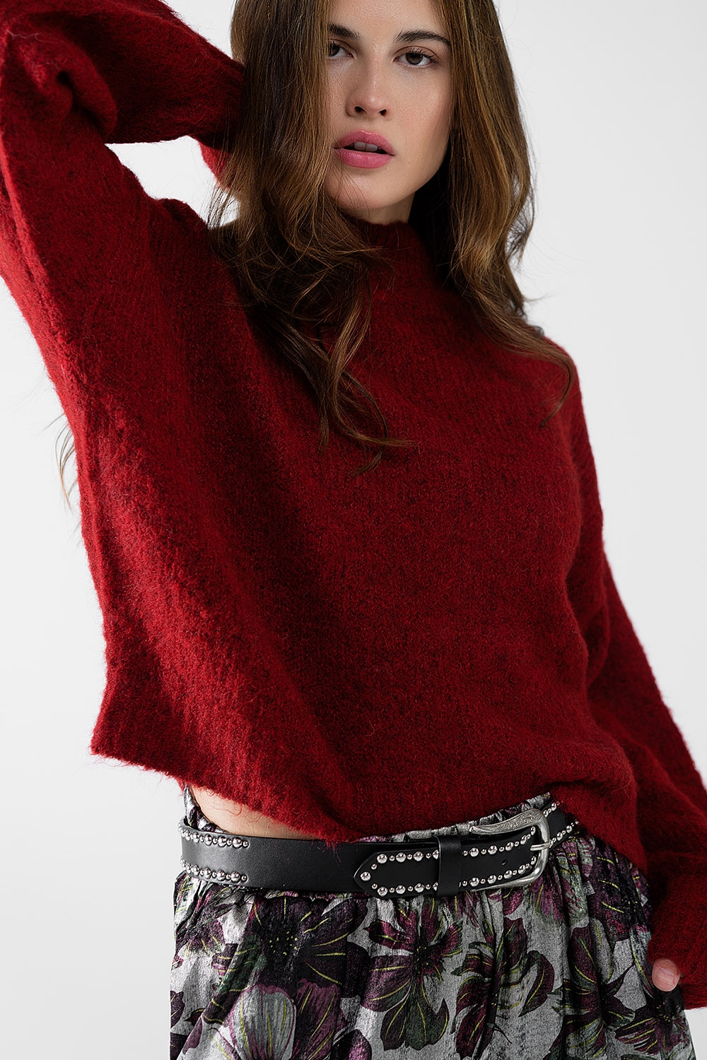 Jersey rojo esponjoso con cuello alto y mangas globo Jersey rojo esponjoso con cuello alto y mangas globo