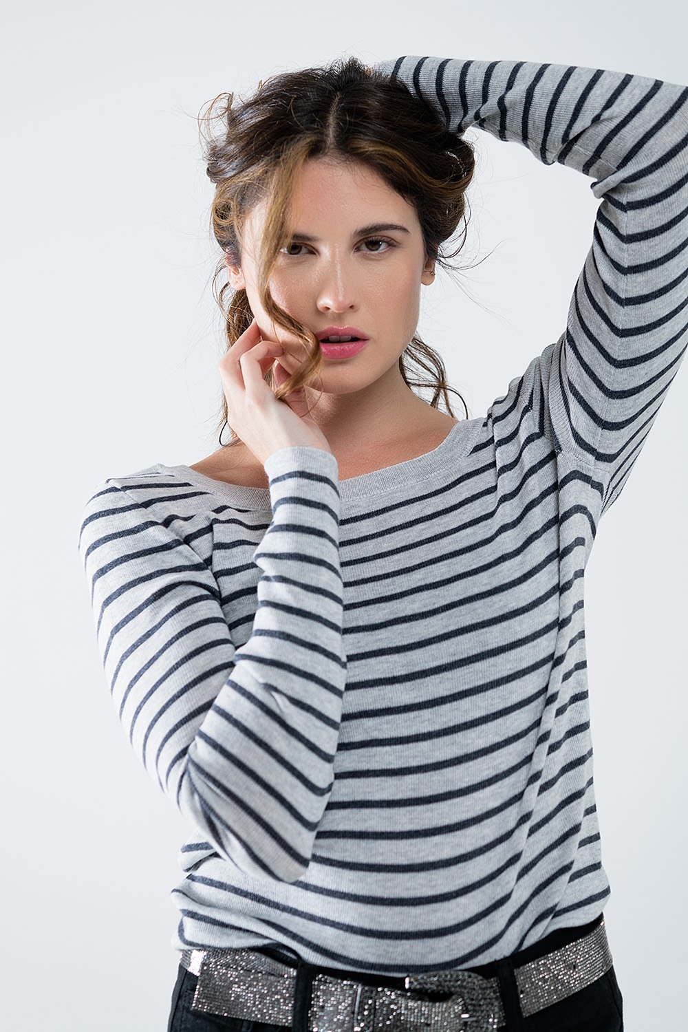 Jersey de punto fino a rayas grises con cuello barco Jersey de punto fino a rayas grises con cuello barco