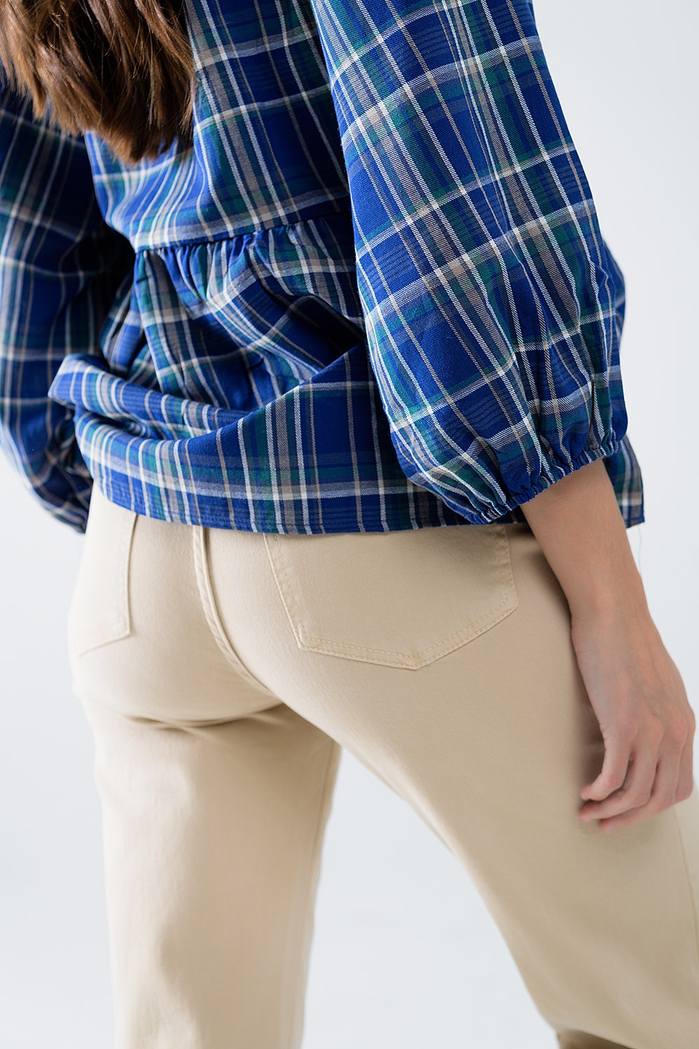 Pantal&oacute;n recto con bajo recortado en beige oscuro