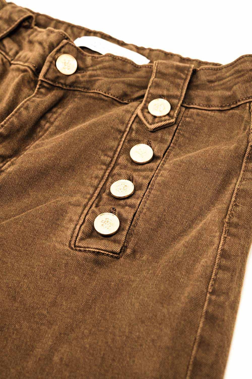 Vaqueros rectos con botones dorados en el lateral en color camel