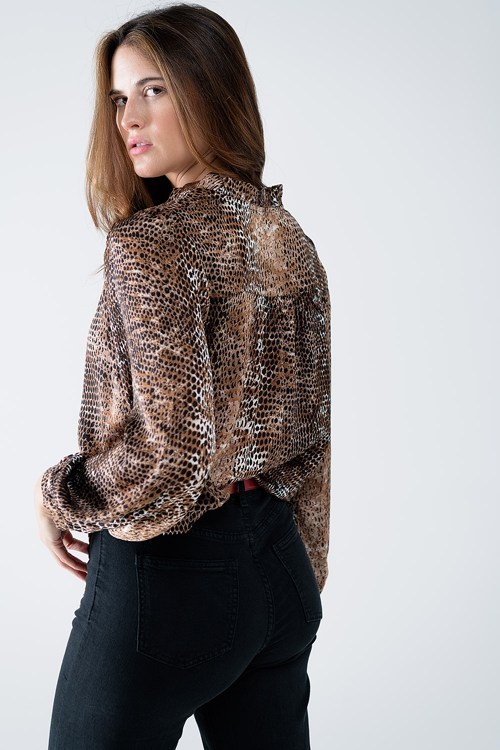 Blusa de gasa con estampado de leopardo marr&oacute;n