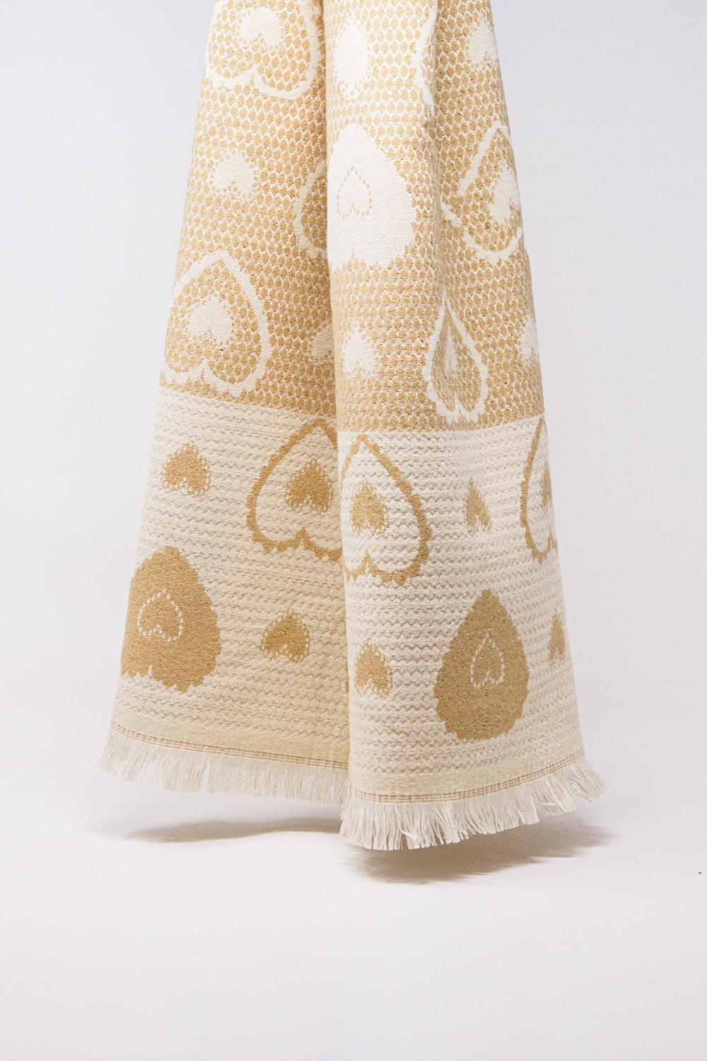 pa&ntilde;uelo beige con estampado de corazones y detalle de hilo dorado