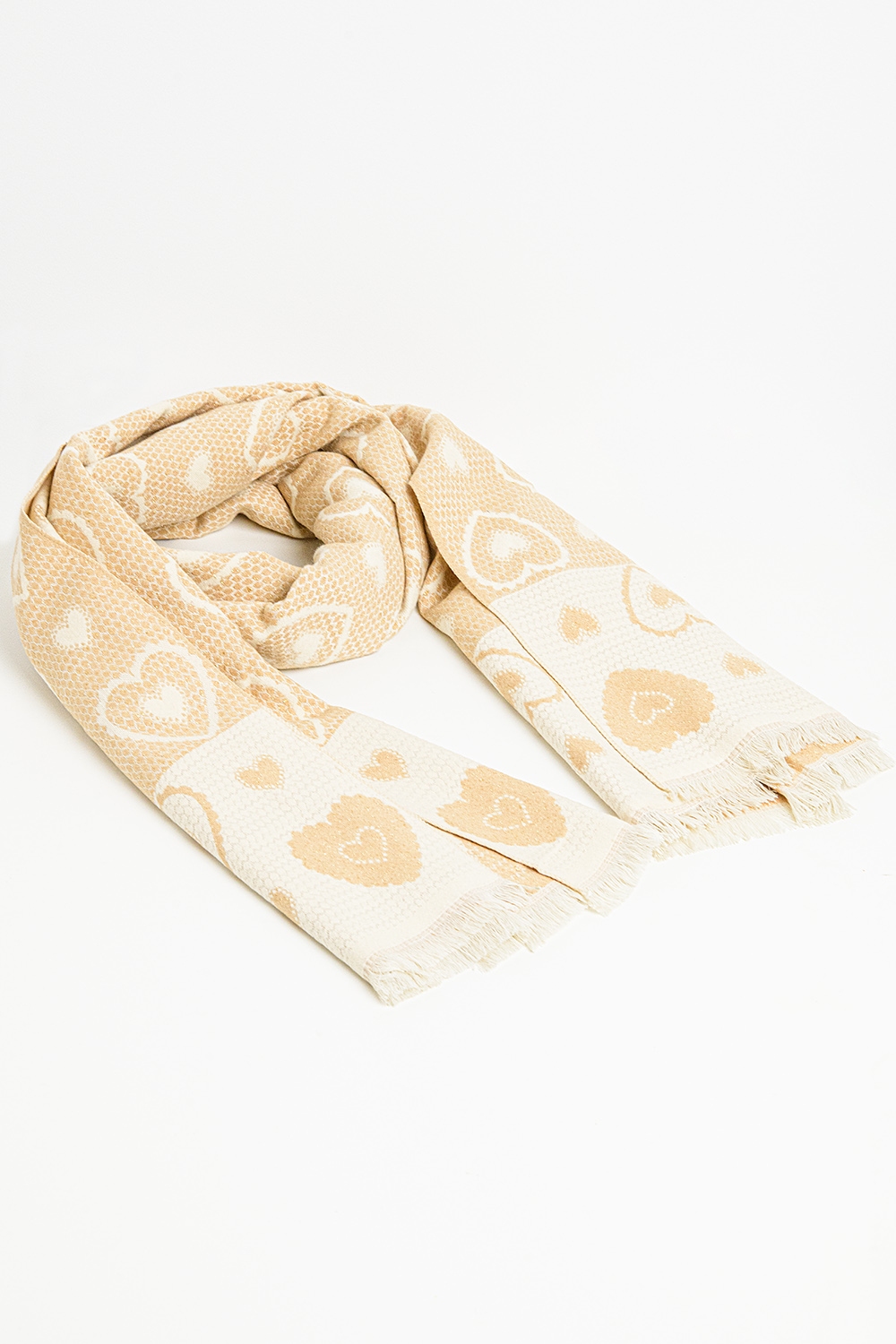 pa&ntilde;uelo beige con estampado de corazones y detalle de hilo dorado