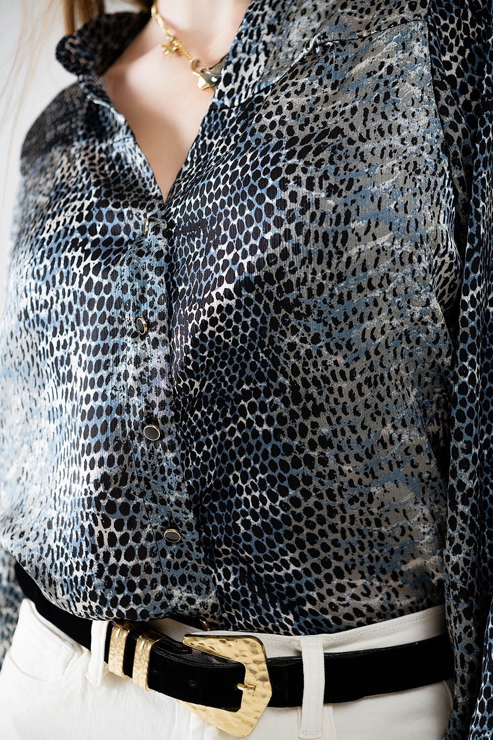 blusa de gasa con estampado de leopardo gris blusa de gasa con estampado de leopardo gris