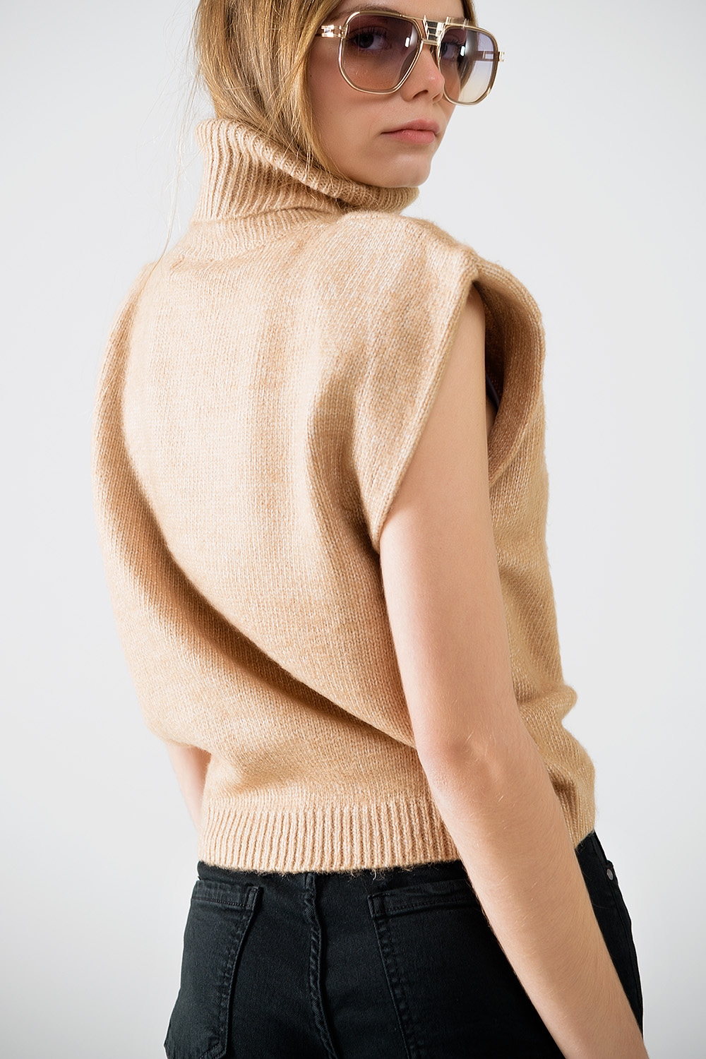 Acogedor jersey sin mangas de cuello alto en camel Acogedor jersey sin mangas de cuello alto en camel