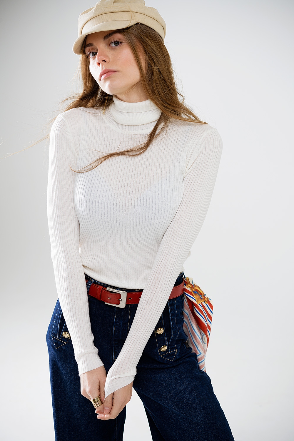 Jersey b&aacute;sico crema de canal&eacute; con cuello alto