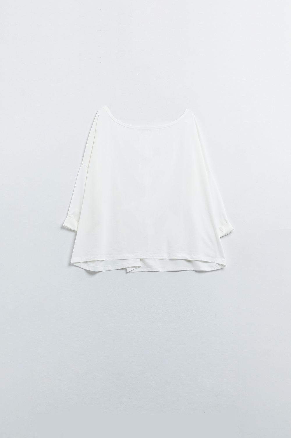 camiseta blanca de tejido el&aacute;stico fino con cuello barco