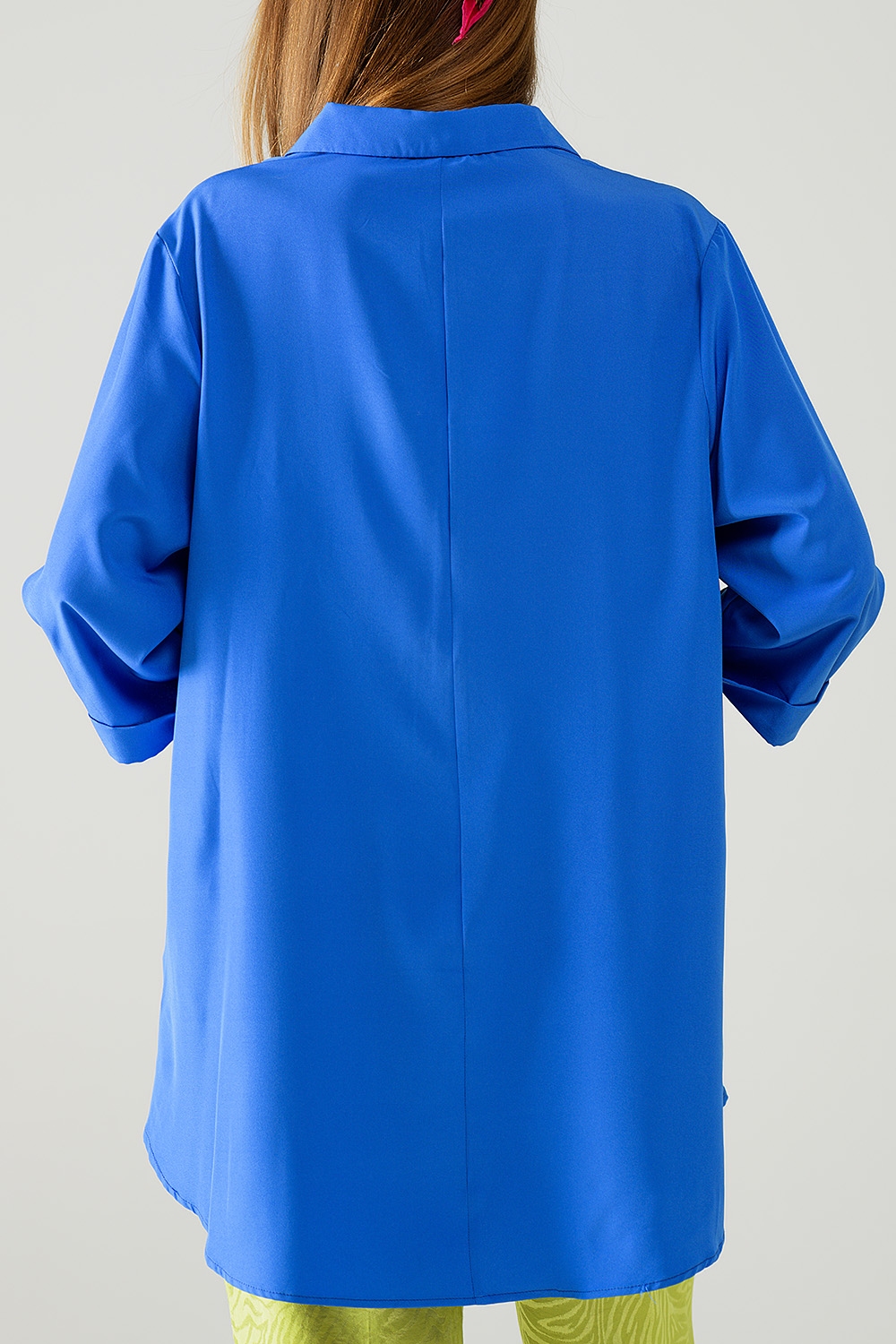 Camisa confeccionada en tejido muy suave y ligero en color azul el&eacute;ctrico.