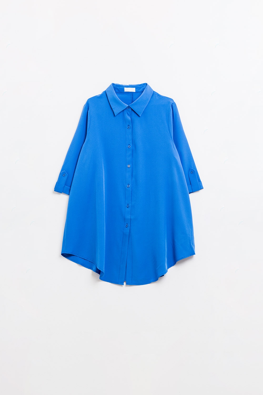 Camisa confeccionada en tejido muy suave y ligero en color azul el&eacute;ctrico.