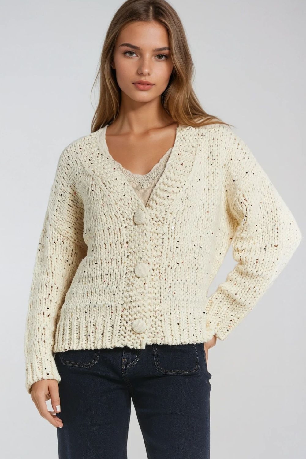 Chaqueta oversize de punto grueso en color crema con detalle de lentejuelas