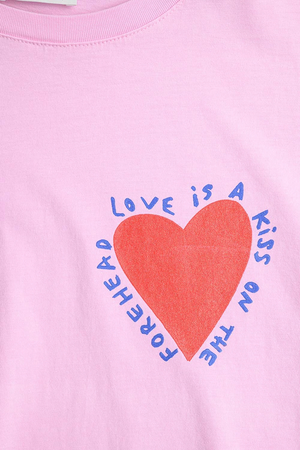 Camiseta Rosa Con Amor es un Beso en la Frente