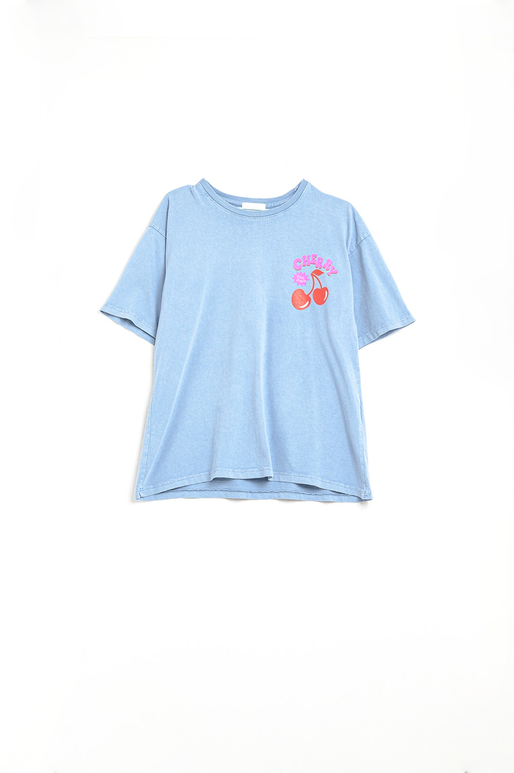 Camiseta azul con cereza en el logo y letras Camiseta azul con cereza en el logo y letras