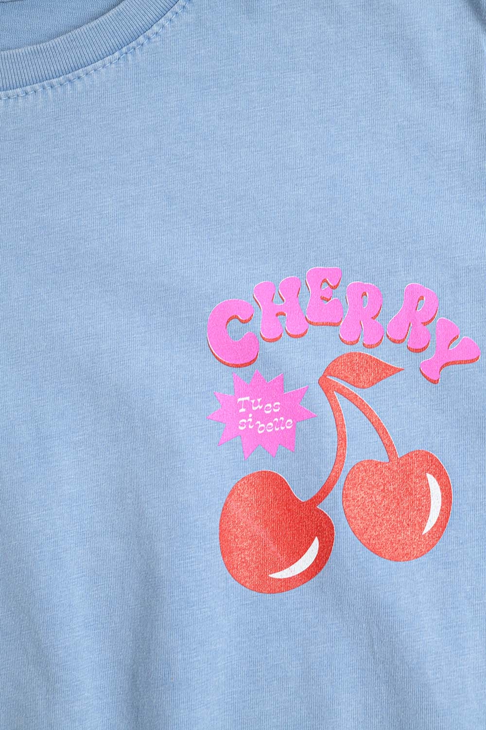 Camiseta azul con cereza en el logo y letras Camiseta azul con cereza en el logo y letras