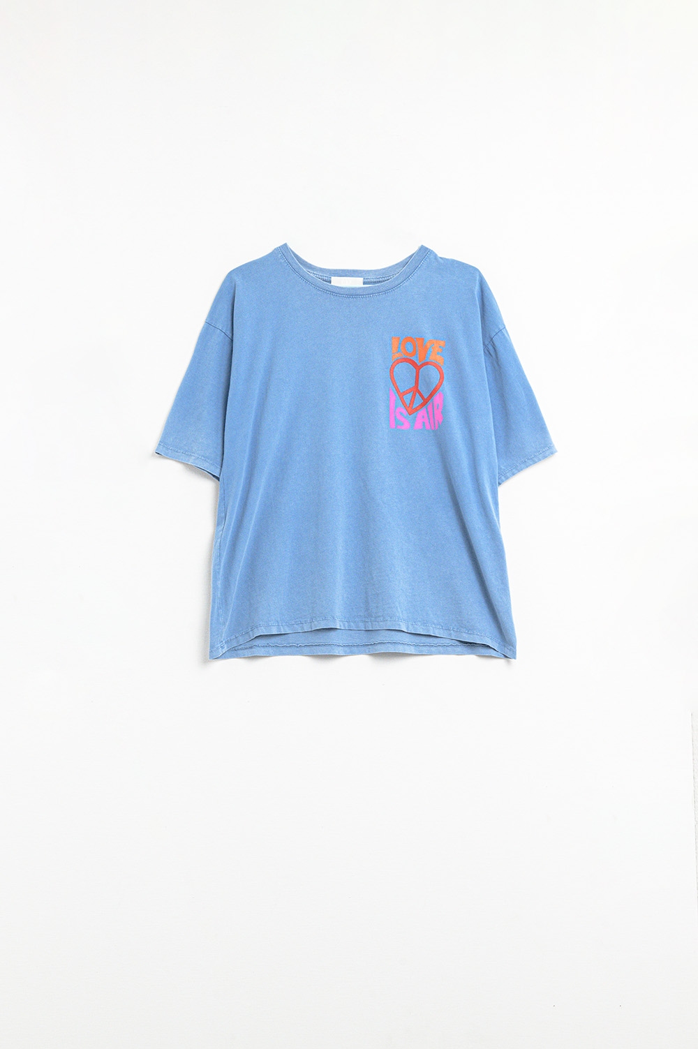 Camiseta azul made in italy con logo Love is Air y Coraz&oacute;n con Paz