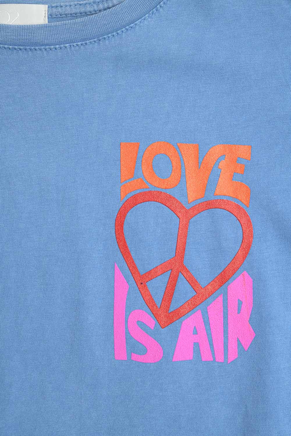 Camiseta azul made in italy con logo Love is Air y Coraz&oacute;n con Paz