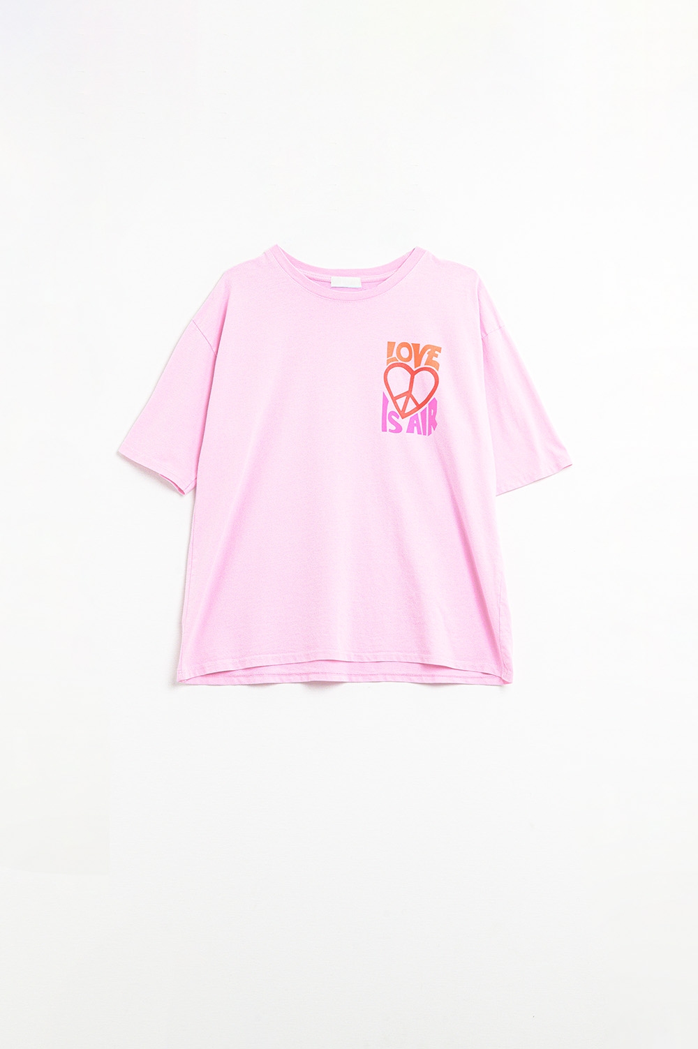 Camiseta rosa con el logotipo Love is Air y Coraz&oacute;n con Paz