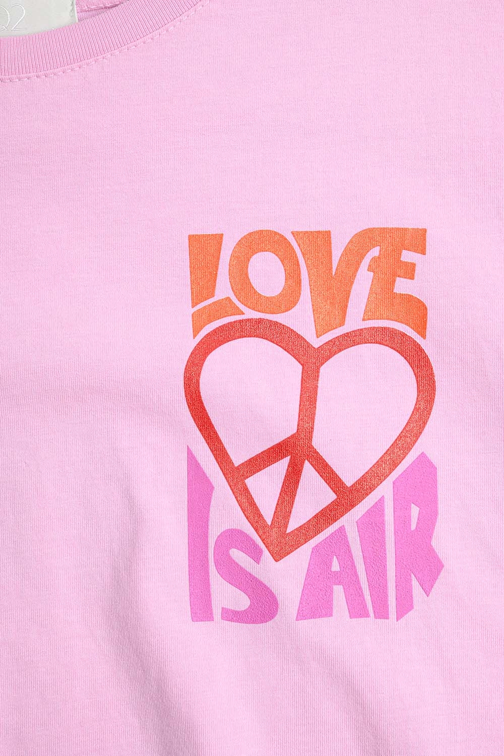Camiseta rosa con el logotipo Love is Air y Coraz&oacute;n con Paz