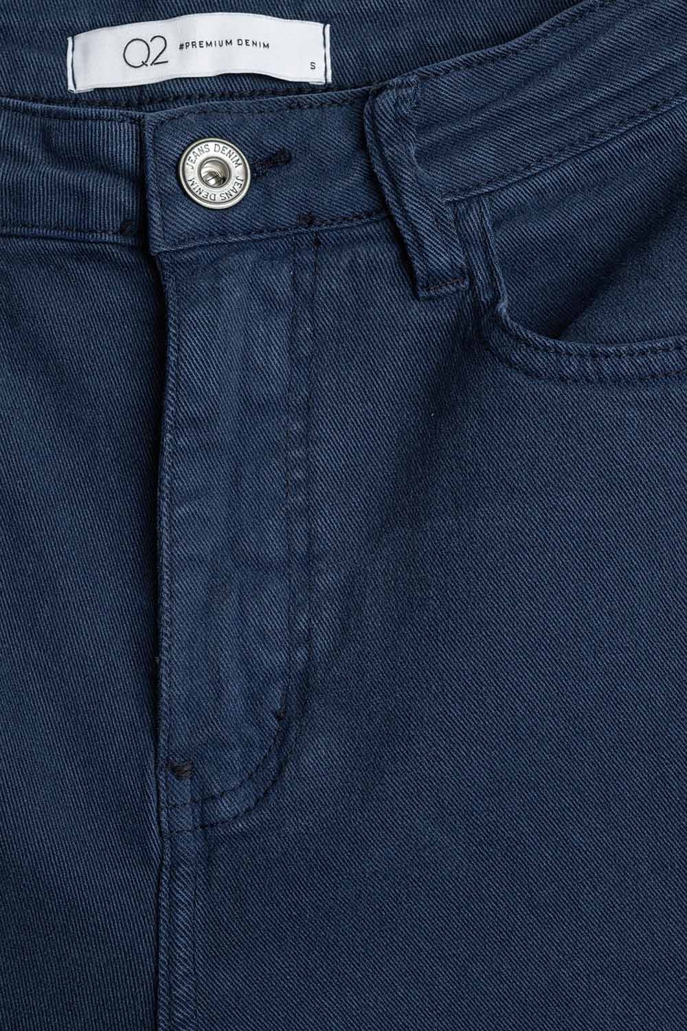 Pantal&oacute;n recto con bajo recortado en azul marino