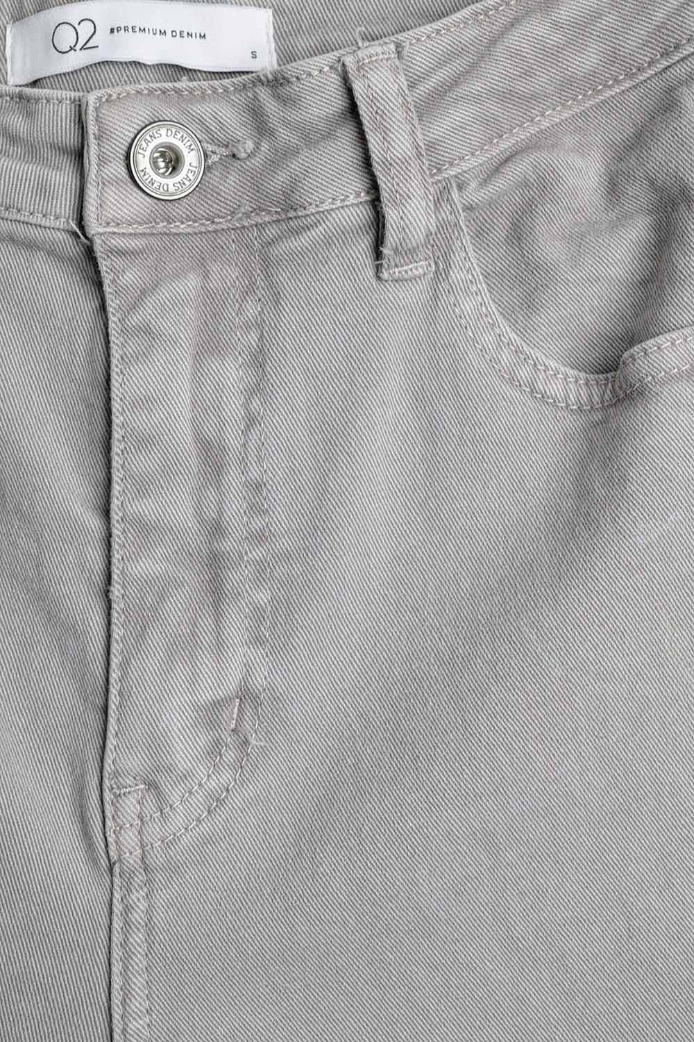 Pantalón recto con bajo recortado en gris Pantalón recto con bajo recortado en gris