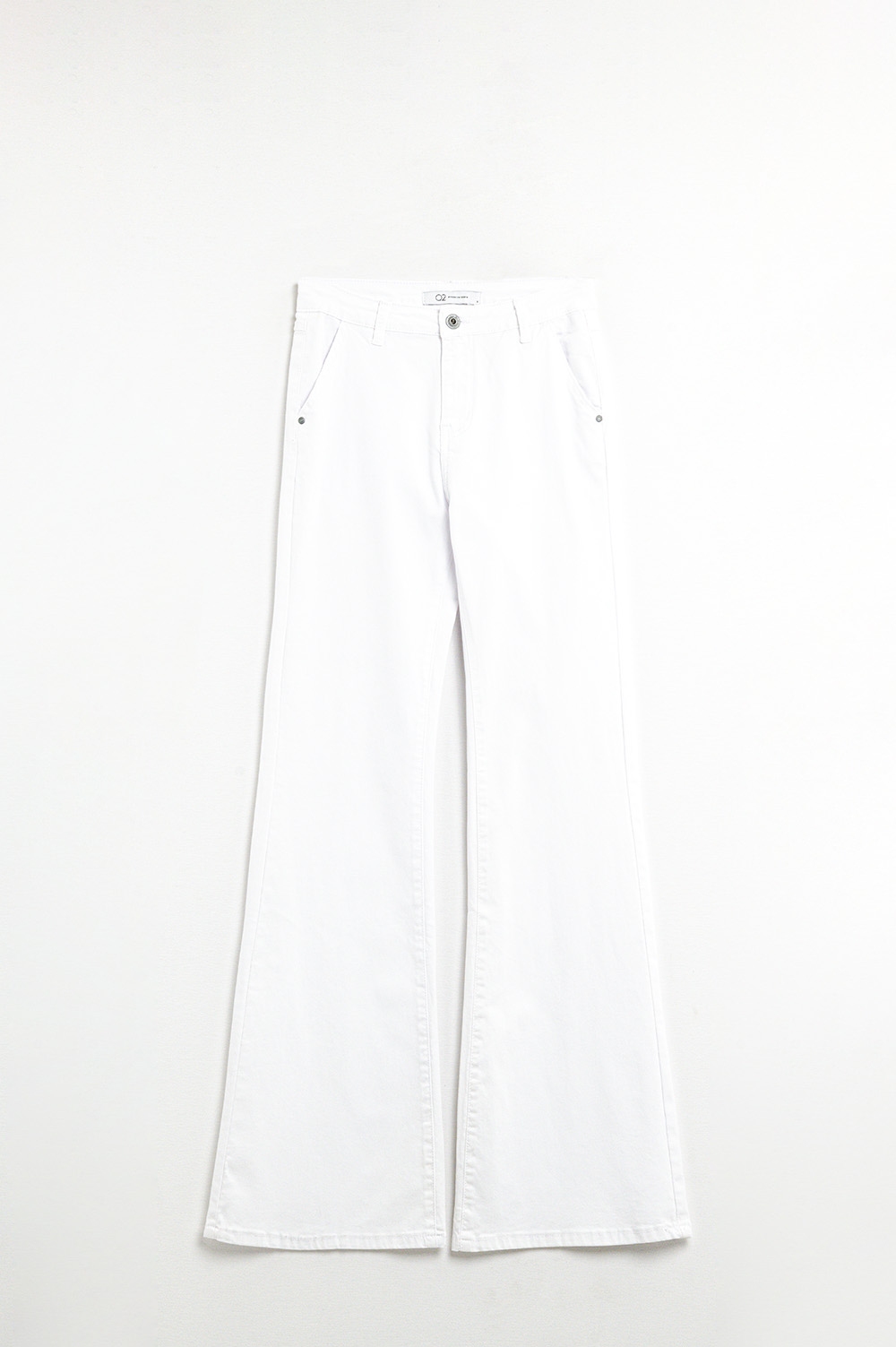 Pantalones Blancos Acampanados Cómodos y Elásticos Pantalones Blancos Acampanados Cómodos y Elásticos