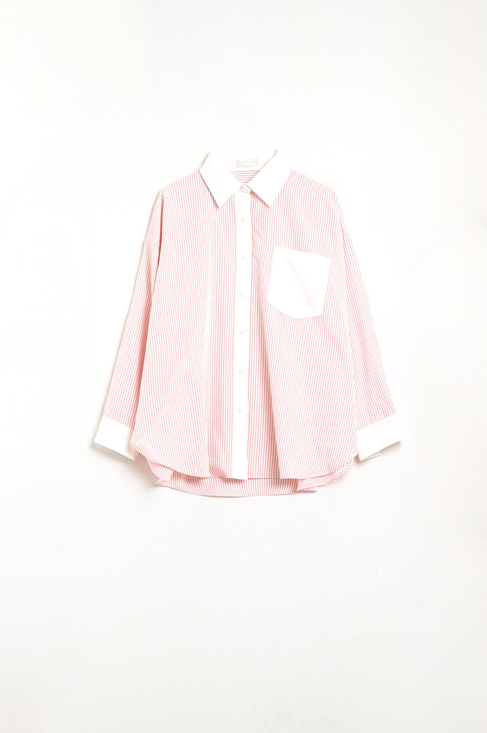 Camisa de rayas rosas con bolsillo y cuello blanco Camisa de rayas rosas con bolsillo y cuello blanco