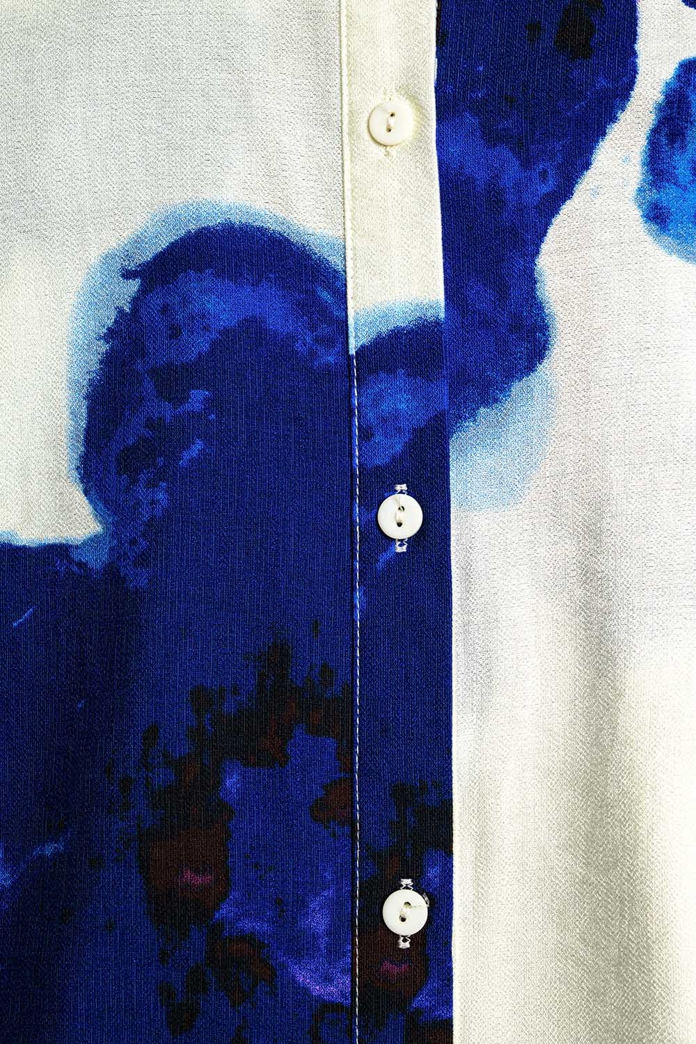 Camisa relajada en blanco con estampado de flores tropicales azules Camisa relajada en blanco con estampado de flores tropicales azules