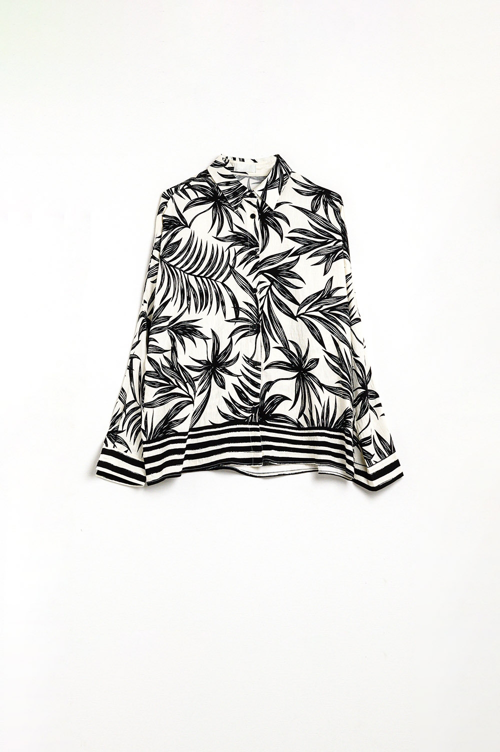 Blusa Relajada con Motivo Tropical en Blanco y Negro