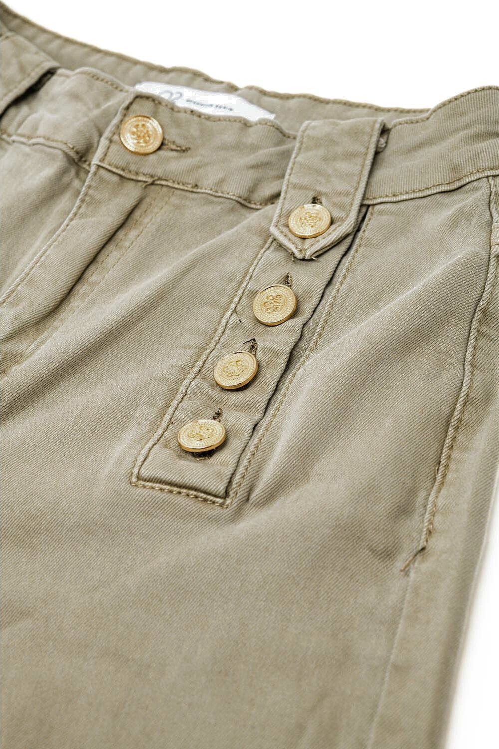 Vaqueros rectos con botones dorados laterales en beige Vaqueros rectos con botones dorados laterales en beige