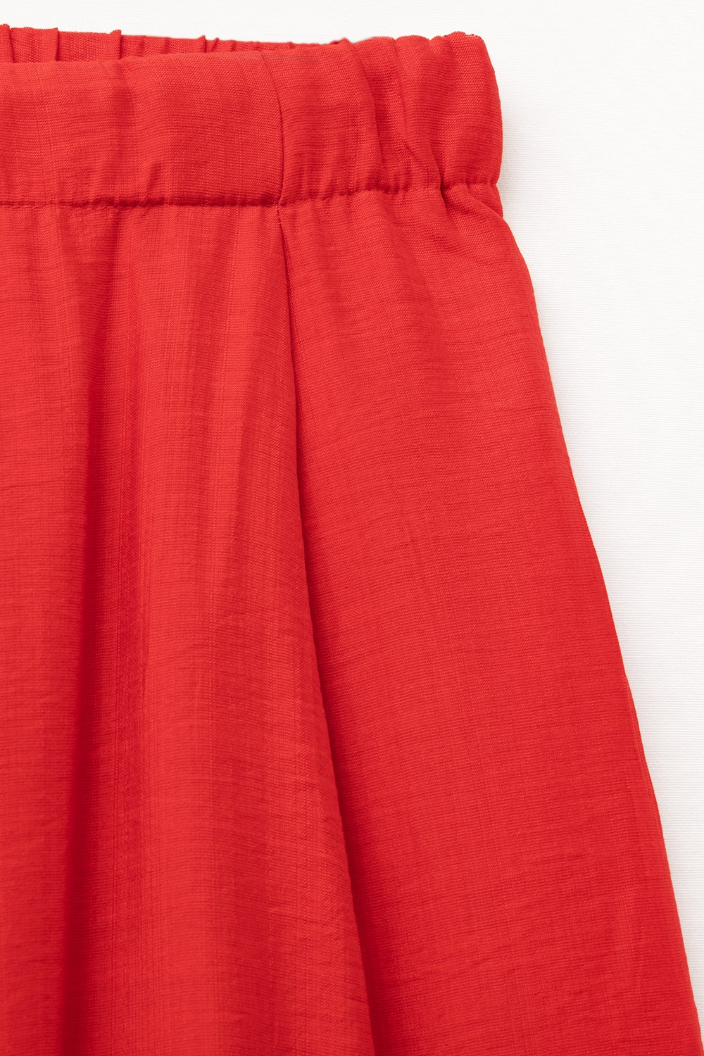 Pantalón rojo de pernera ancha en tejido de viscosa ligera Pantalón rojo de pernera ancha en tejido de viscosa ligera