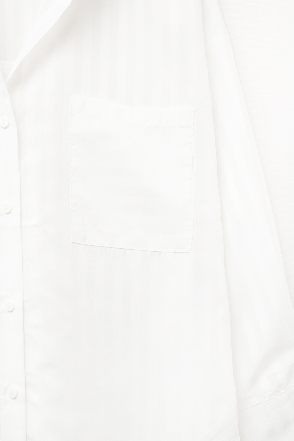 Blusa blanca a rayas relajada