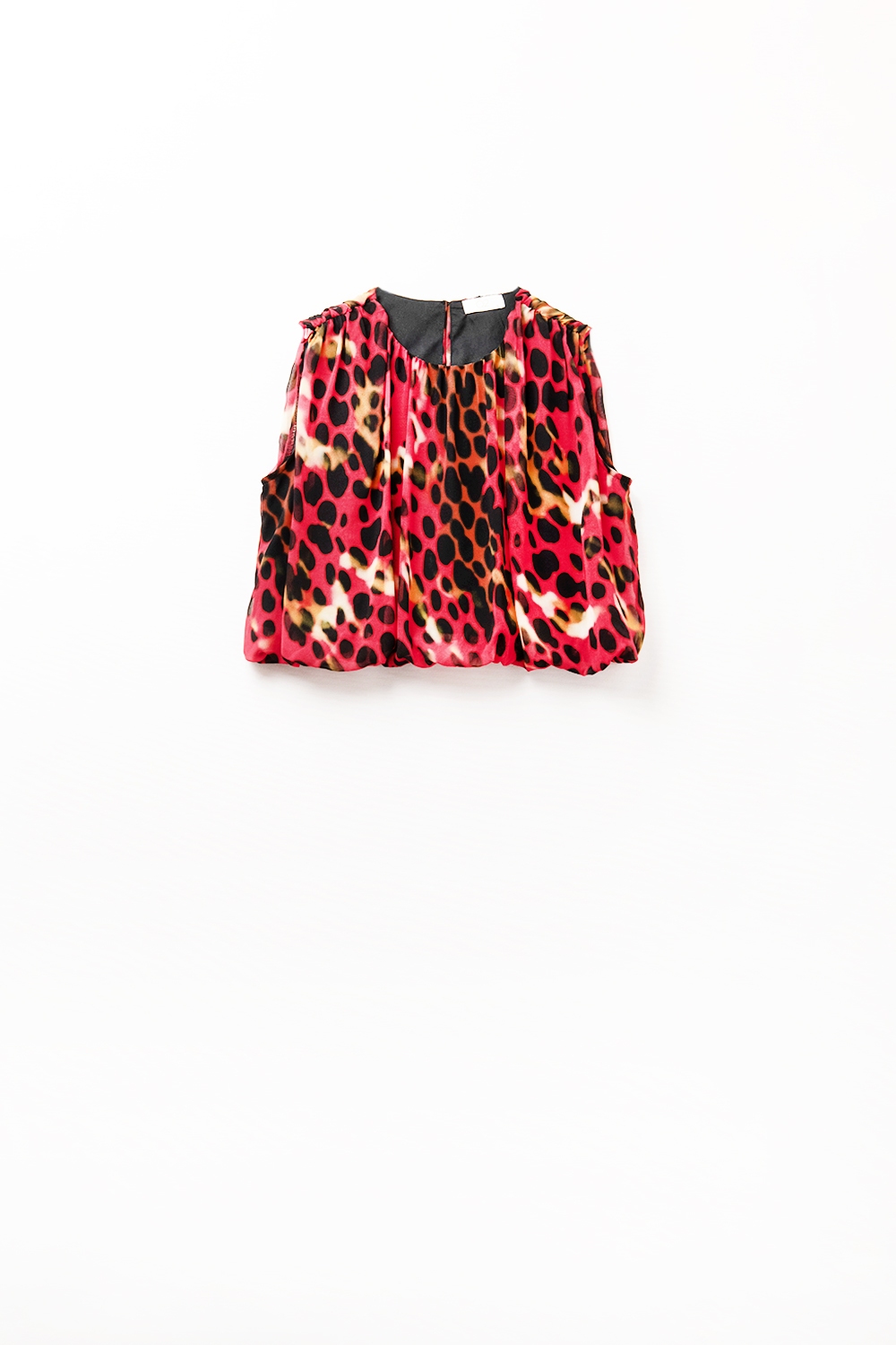 Top plisado con estampado animal en rojo y negro