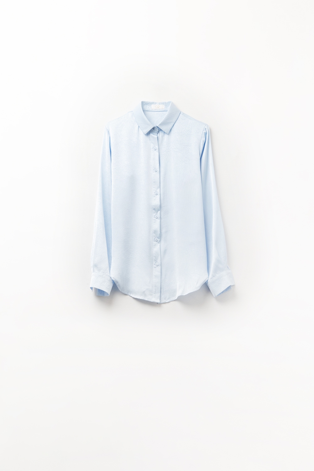 Camisa azul bebé abotonada en satén Camisa azul bebé abotonada en satén