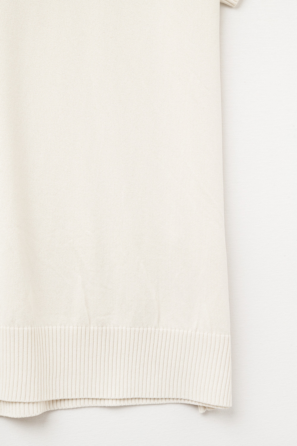 Polo de punto fino en beige con mangas cortas Polo de punto fino en beige con mangas cortas