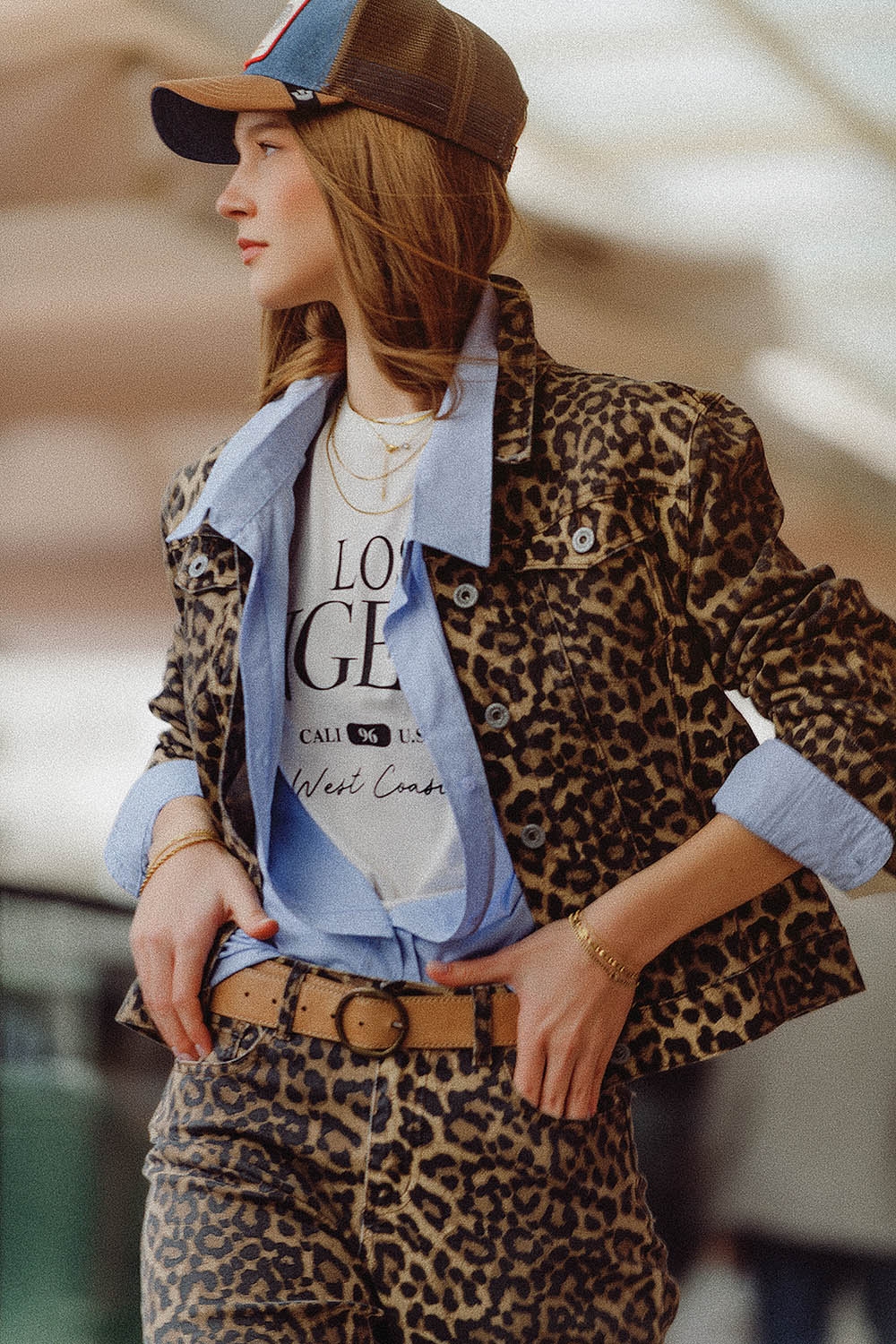 Chaqueta marr&oacute;n con estampado de leopardo en tela vaquera