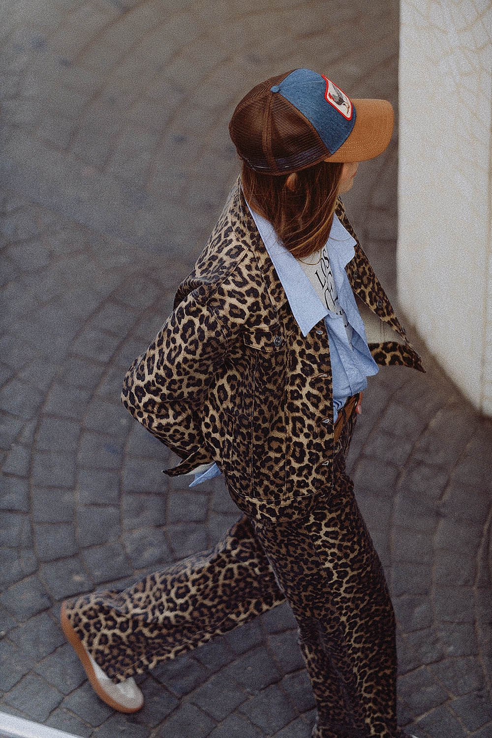 Chaqueta marr&oacute;n con estampado de leopardo en tela vaquera