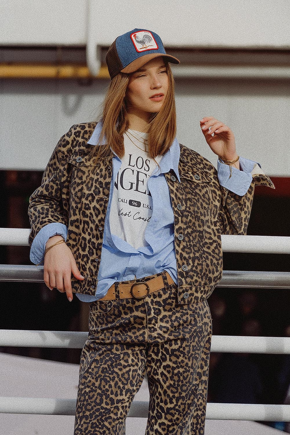 Chaqueta marr&oacute;n con estampado de leopardo en tela vaquera
