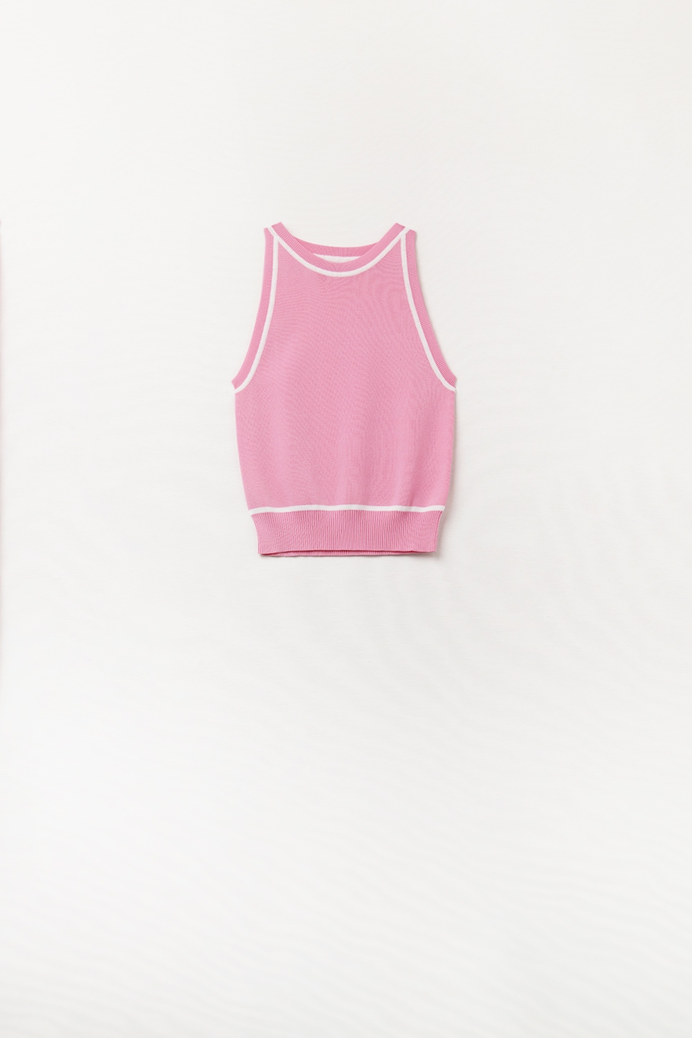 Suéter sin mangas en rosa con líneas blancas de detalle Suéter sin mangas en rosa con líneas blancas de detalle